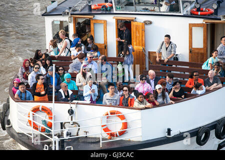 LONDON, Regno Unito - 18 Luglio 2016: una barca sul fiume Tamigi a Londra. Un sacco di persone può essere visto sulla barca. Foto Stock
