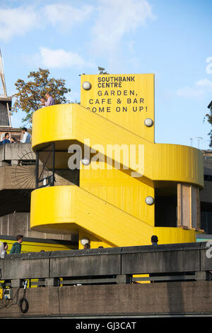 LONDON, Regno Unito - 21 giugno 2016: Il calcestruzzo Brutalist architettura del Southbank Centre di Londra. Foto Stock