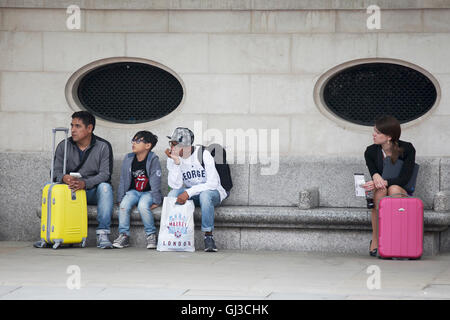 London, Regno Unito - 24 settembre 2015: i viaggiatori in attesa del trasporto all'Aeroporto Stansted di Londra vicino alla stazione di Liverpool street Foto Stock