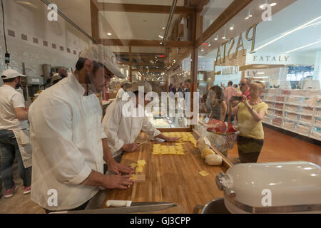 Pasta Making a grande apertura di Eataly nel Centro Cittadino di Manhattan a New York il giovedì 11 agosto, 2016. Situato in 4 World Trade Center emporio di tutti i prodotti alimentari italiani è la seconda food hall da Eataly a New York. Il tema del Lower Manhattan hall è il pane con pane internazionale essendo featured nonché italiano. (© Richard B. Levine) Foto Stock