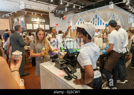 I clienti acquistano il gelato a la grande apertura di Eataly nel Centro Cittadino di Manhattan a New York il giovedì 11 agosto, 2016. Situato in 4 World Trade Center emporio di tutti i prodotti alimentari italiani è la seconda food hall da Eataly a New York. Il tema del Lower Manhattan hall è il pane con pane internazionale essendo featured nonché italiano. (© Richard B. Levine) Foto Stock