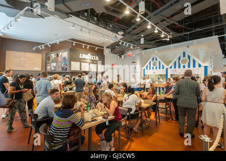 Orde di foodies convergono verso la grande apertura di Eataly nel Centro Cittadino di Manhattan a New York il giovedì 11 agosto, 2016. Situato in 4 World Trade Center emporio di tutti i prodotti alimentari italiani è la seconda food hall da Eataly a New York. Il tema del Lower Manhattan hall è il pane con pane internazionale essendo featured nonché italiano. (© Richard B. Levine) Foto Stock