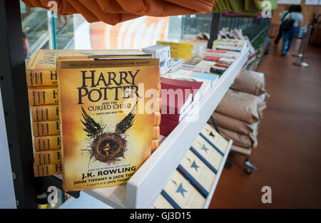 "Harry Potter e il maledetto bambino' lo script del Harry Potter giocare in vendita in un negozio a New York il giovedì 11 agosto, 2016. (© Richard B. Levine) Foto Stock