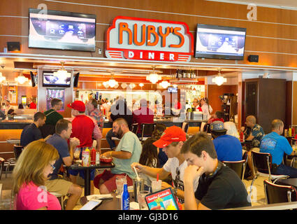 Persone mangiare presso il Ruby's Diner all'Aeroporto Intercontinentale George Bush di Houston, in Texas, Stati Uniti d'America Foto Stock