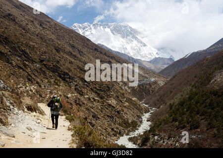 Escursionismo a sud il Campo Base Everest in Himalaya,Nepal,uno dei più popolari i percorsi di trekking nel mondo Foto Stock