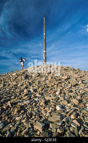 La mattina presto al "Cruz del ferro" croce di ferro, un vero e proprio monumento ai pellegrini, la semplice croce di ferro sorge fuori Foto Stock