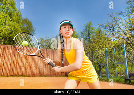 Femmina giocatore di tennis in azione per esterno Foto Stock