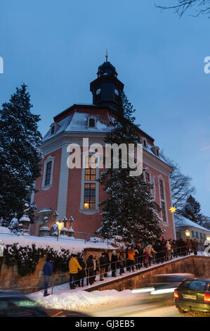 Dresda: le persone sono il rivestimento fino a Natale il servizio nella Chiesa Loschwitz, Germania, Sassonia, Sassonia, Foto Stock