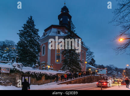 Dresda: le persone sono il rivestimento fino a Natale il servizio nella Chiesa Loschwitz, Germania, Sassonia, Sassonia, Foto Stock