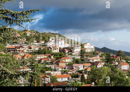 Villaggio di montagna Pedoulas nel distretto di Nicosia, monti Troodos, Cipro Foto Stock