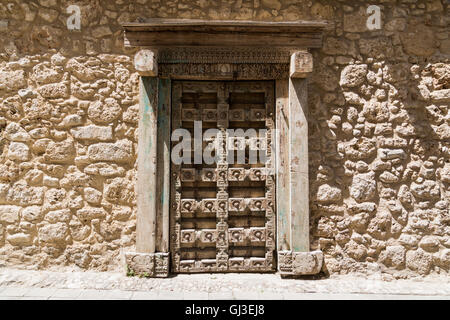 Antiche porte in legno Kyrenia, la parte settentrionale di Cipro Foto Stock