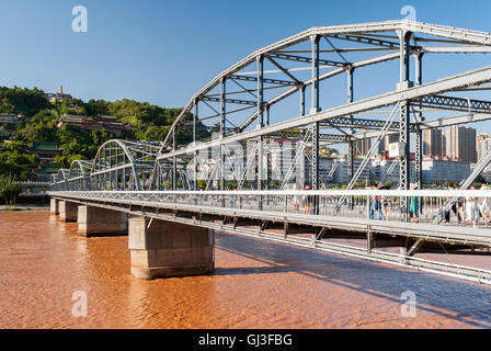 Zhongshan Bridge a Lanzhou (Cina) durante un pomeriggio soleggiato Foto Stock
