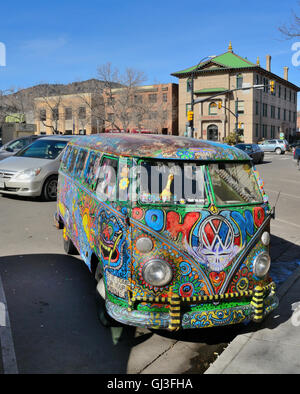 Hippie mobile nel centro di Boulder Foto Stock