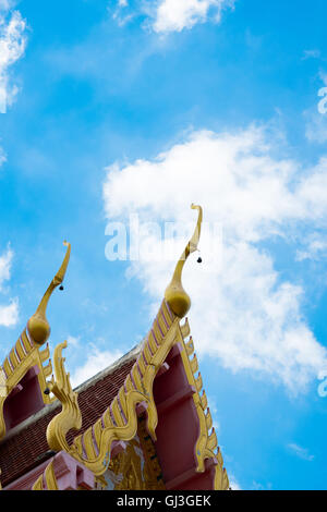 Gable apice su uno sfondo di cielo blu Foto Stock