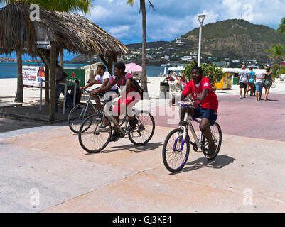Dh Philipsburg St Maarten Caraibi tre locale del West Indian boys riding bike lungo waterfront promenade Foto Stock