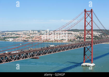 Il Ponte 25 de Abril attraverso il fiume Tago e vista sul centro di Lisbona, Portogallo Foto Stock