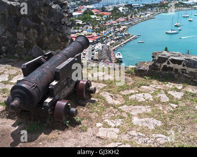 dh Marigot castello ST MARTIN CARAIBI francese Cannon vista porto bay Town e lungomare Saint Martins Fort louis Foto Stock