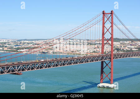 Il Ponte 25 de Abril attraverso il fiume Tago e vista sul centro di Lisbona, Portogallo Foto Stock