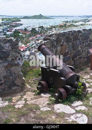 Dh Marigot castello ST MARTIN CARAIBI Fort Louis porta cannone bay town e waterfront Foto Stock