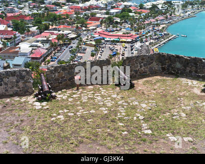 Dh Marigot castello ST MARTIN Caraibi Porto cannone bay town e waterfront fort louis visualizza Foto Stock