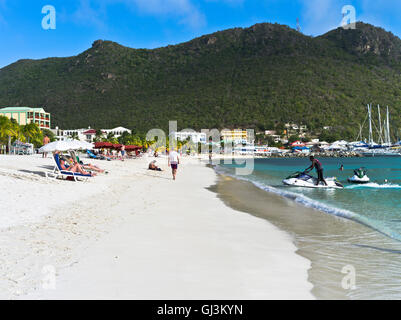 Dh Philipsburg St Maarten Caraibi spiaggia di sabbia bianca lucertole da mare lettini skiier a getto Foto Stock