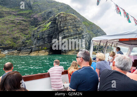 Le torreggianti scogliere sul mare a Carreg Walltog vicino a New Quay, dal punto di vista di un viaggio in barca Ceredigion, Mid Wales, Regno Unito Foto Stock