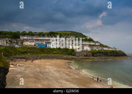 Righe di colorate case a schiera si affacciano su una spiaggia a New Quay, Ceredigion, Mid Wales, Regno Unito Foto Stock