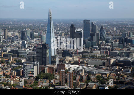 Vista aerea del coccio e la City of London skyline con Gherkin, walkie talkie e Grattuggia formaggio edifici, REGNO UNITO Foto Stock