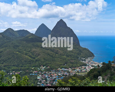 dh Piton Peaks ST LUCIA CARIBBEAN Vista delle vette gemelle Montagne Soufriere villaggio saint Lucias piazzole Foto Stock