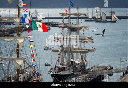 Le fregate Belem (nave francese ) e a Cuauhtémoc (messicano) nave ormeggiata su una banchina di Penfeld, durante il festival di Brest 2016. Foto Stock