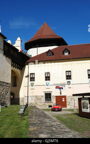 KEZMAROK, Slovacchia - Luglio 08, 2016: la vecchia torre rossa e la vettura inglese nel castello di Kezmarok, Alti Tatra, Slovacchia. Foto Stock