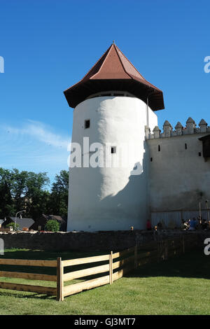 KEZMAROK, Slovacchia - Luglio 08, 2016: la vecchia torre bianca nel castello di Kezmarok, Alti Tatra, Slovacchia. Foto Stock