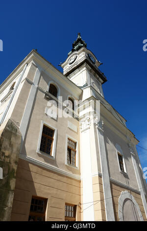 KEZMAROK, Slovacchia - Luglio 08, 2016: il vecchio edificio storico del Municipio con la torre in Kezmarok città, Alti Tatra, Slovacchia. Foto Stock