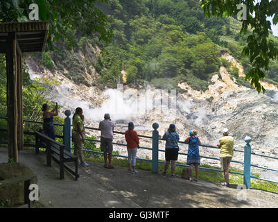 dh Sulphur Springs ST LUCIA TURISTI CARAIBICI che guardano il paesaggio vulcanico persone indie occidentali Foto Stock