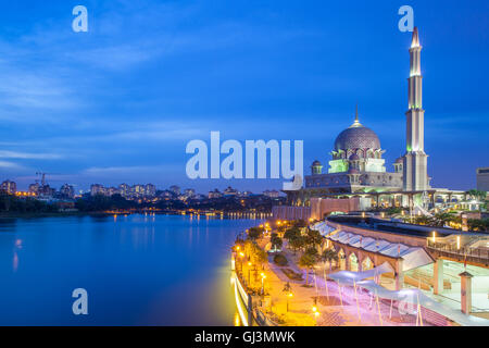 Di un bel colore rosa Putra moschea al tramonto, Putrajaya, Malaysia Foto Stock