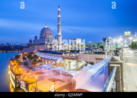 Di un bel colore rosa Putra moschea al tramonto, Putrajaya, Malaysia Il 11 agosto 2016. Foto Stock