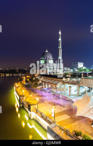 Putrajaya, Malesia - 11 agosto 2016: bella rosa Putra moschea al tramonto, Putrajaya, Malaysia Il 11 agosto 2016. Foto Stock