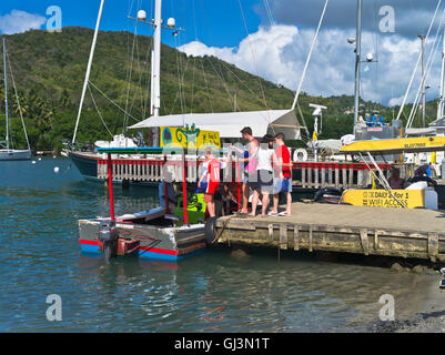 dh Marigot Harbour Water taxi ST LUCIA CARIBBEAN turista famiglia imbarco traghetto attraverso la baia a Dr Dolittle spiaggia vacanza persone barca Foto Stock