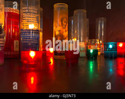 dh Castries ST LUCIA CARIBBEAN illuminato prega candele all'interno della chiesa di religione Cattedrale Castries Foto Stock