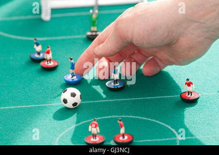 Persona che gioca Subbuteo® calcio da tavolo Foto Stock