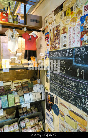 Cabina di sandwich offerte di prodotto Blackboard, Essex Street Market, NYC Foto Stock