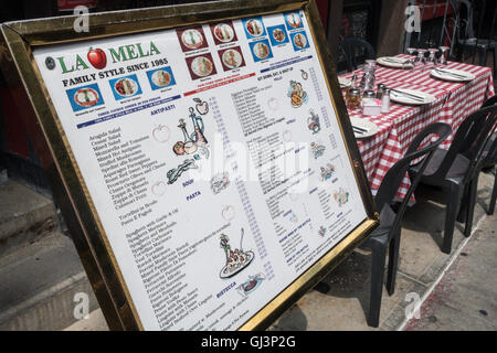 Outdoor La Mela Ristorante Tavolo da pranzo e le regolazioni del posto con tovaglie a scacchi, , Little Italy, NYC, STATI UNITI D'AMERICA Foto Stock