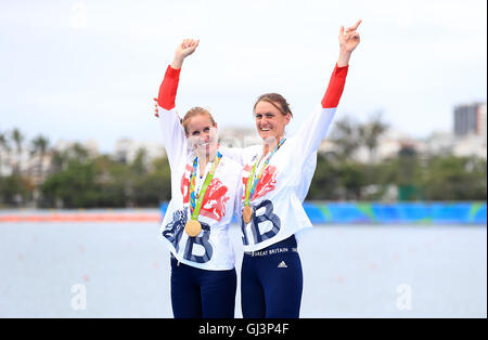 Gran Bretagna Helen Glover (sinistra) e Heather Stanning (destra) celebrare vincente in oro la donna della coppia finale alla Lagoa Stadium il settimo giorno del Rio Giochi Olimpici, Brasile. Picture Data: Venerdì 12 Agosto, 2016. Foto di credito dovrebbe leggere: Mike Egerton/filo PA. Restrizioni - solo uso editoriale. Foto Stock