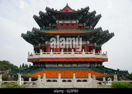 Tianmen shan tempio sulla cima della montagna Tianmen nella città di Zhangjiajie nella provincia del Hunan in Cina. Foto Stock