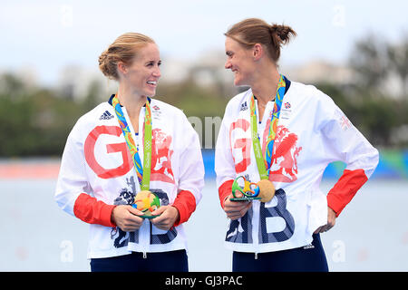 Gran Bretagna Helen Glover (sinistra) e Heather Stanning (destra) celebrare vincente in oro la donna della coppia finale alla Lagoa Stadium il settimo giorno del Rio Giochi Olimpici, Brasile. Picture Data: Venerdì 12 Agosto, 2016. Foto di credito dovrebbe leggere: Mike Egerton/filo PA. Restrizioni - solo uso editoriale. Foto Stock