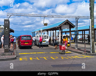 Dh St George GRENADA CARAIBI Mini stazione degli autobus persone locali Foto Stock