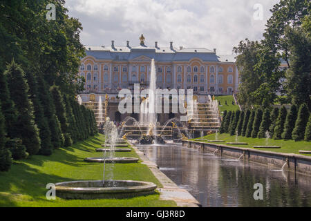 PETERHOF, RUSSIA - Luglio 25, 2016: Grand Peterhof Palace, la grande cascata e Sansone Fontana. Patrimonio Mondiale UNESCO. Foto Stock