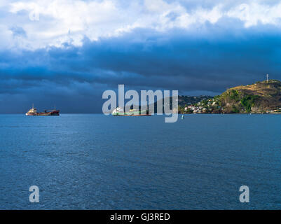 dh St George GRENADA CARIBBEAN piccola nave da carico all'ancora nubi tempeste navi tempesta costa Foto Stock