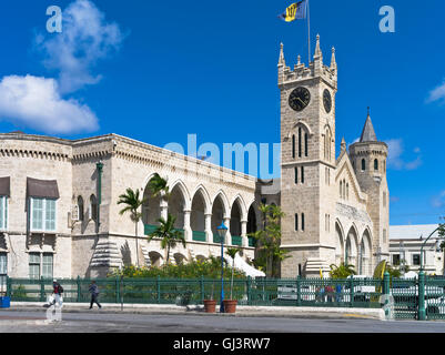 dh Bridgetown BARBADOS PARLAMENTO CARAIBICO edificio orologio Barbado bandiera torre architettura Foto Stock