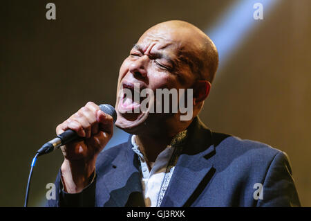 Belfast, Irlanda del Nord. 11 ago 2016 - Roland Lee dono, ex cantante di belle giovani cannibali, suona presso il Feile un Phobail. Foto Stock